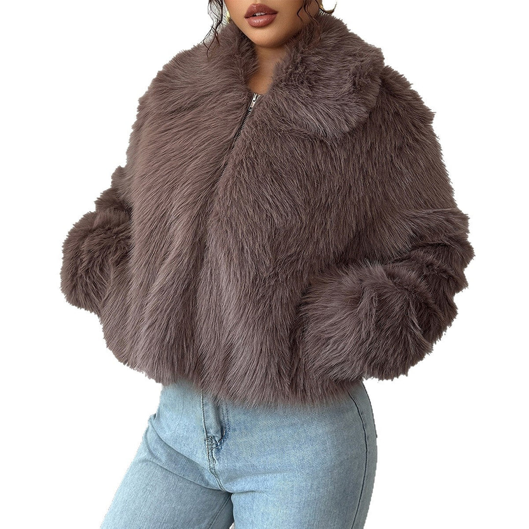 Vinterjacka i mjuk konstpäls matchad med vardagsoutfit