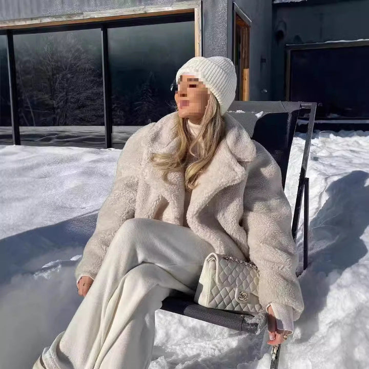 Mjuk höstjacka i teddy material för kvinnor med oversized passform