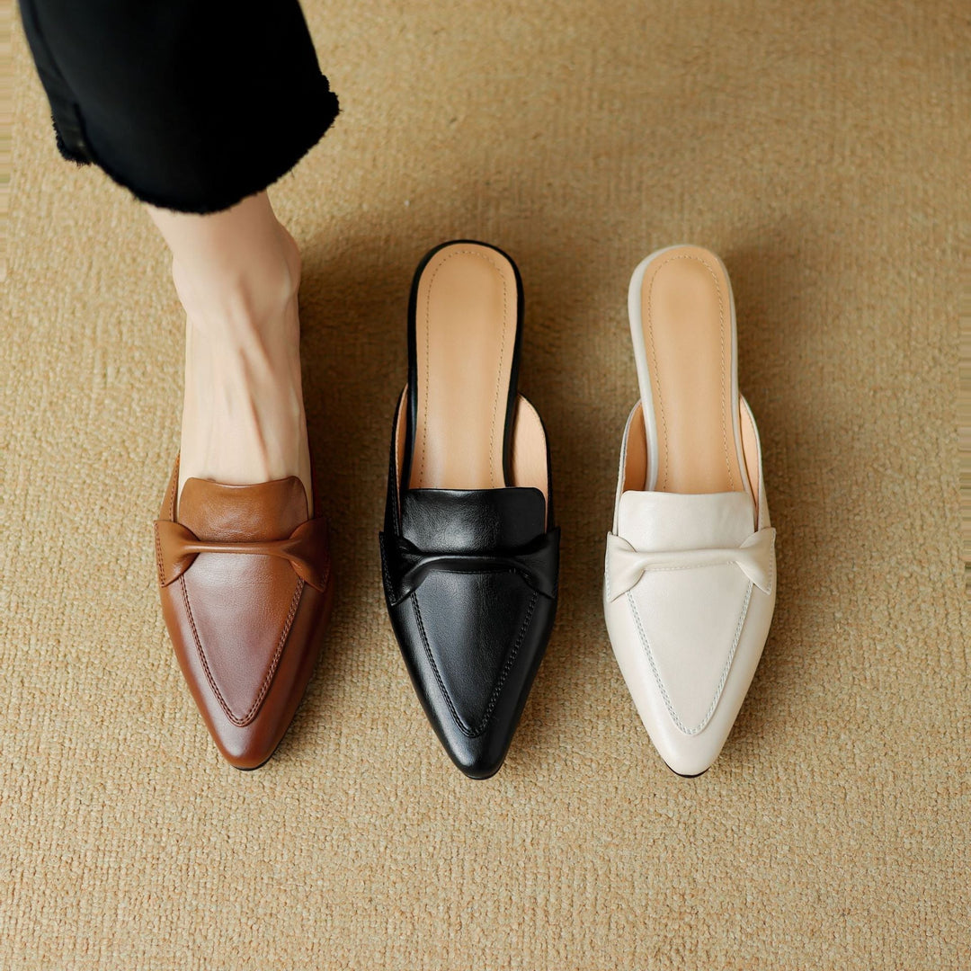Béatrice Dam Mules med spetsig tå sedda från sidan för en elegant profil