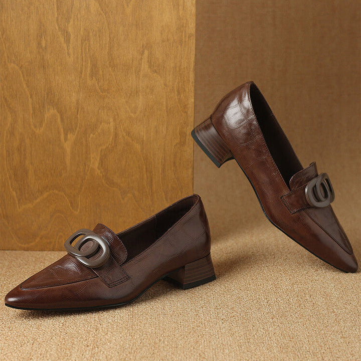 Brun modell av Colette pumps som visar stabil blockklack