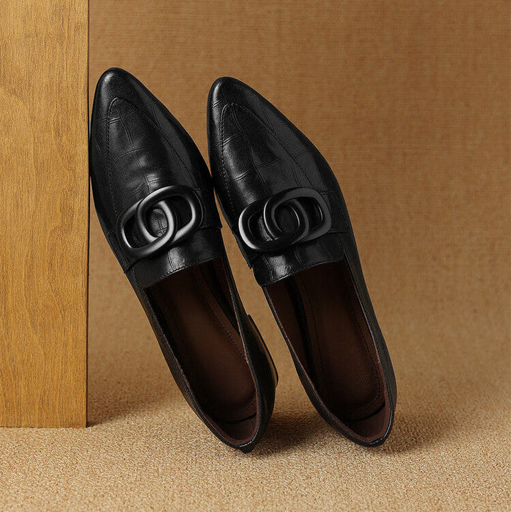Svart modell av Colette spetsiga pumps med dekor