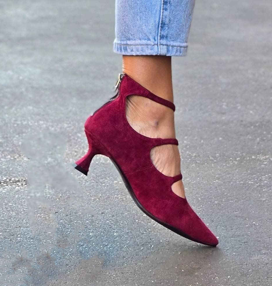 Röda dam heels med spetsig tå och multi-remmar på foten