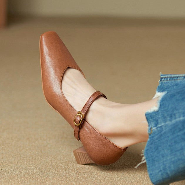 Närbild på Hélène Mary Janes klackskor med elegant blockklack
