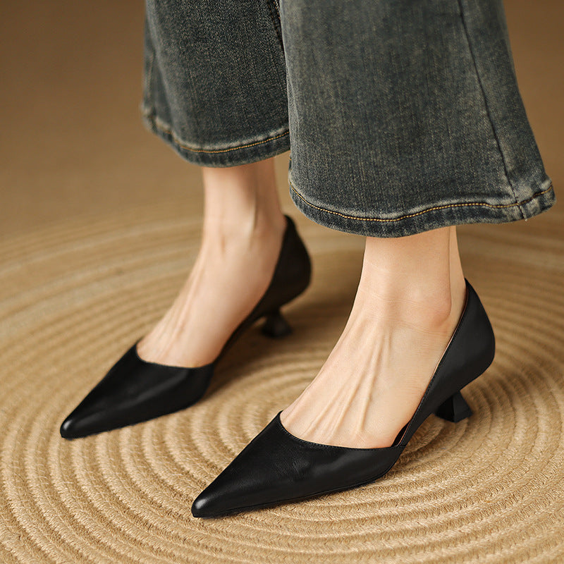 Eleganta dam pumps med låg klack och spetsig tå i klassisk design