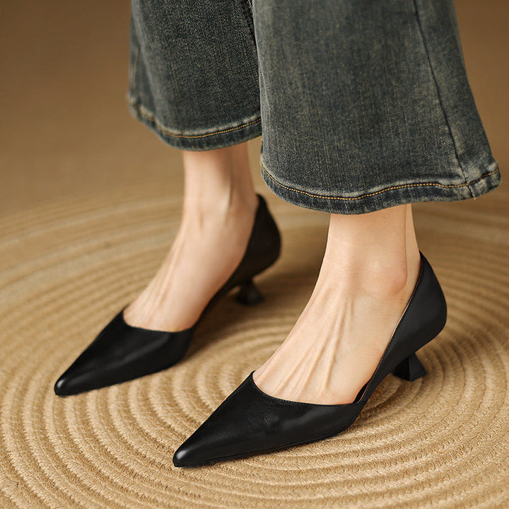 Eleganta dam pumps med låg klack och spetsig tå i klassisk design