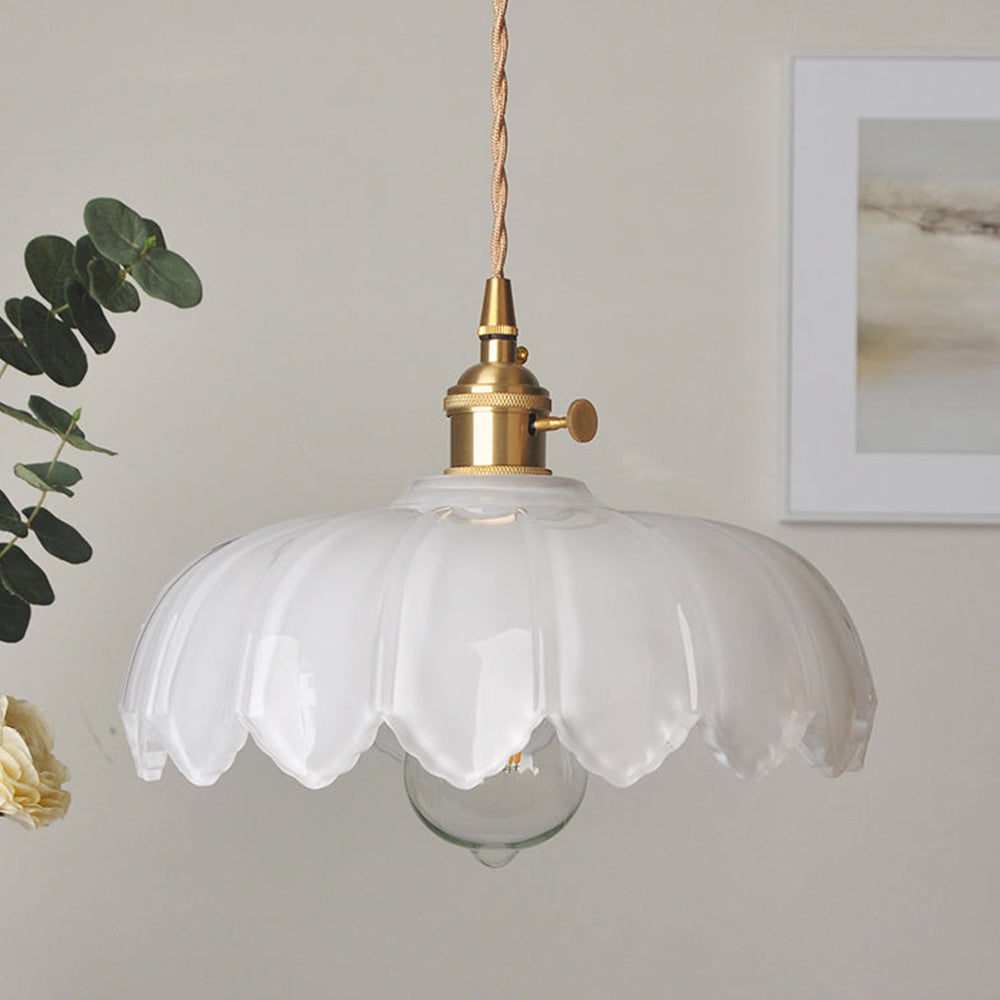 Slutlig miljöbild med tänd vintage pendellampa i hemmet