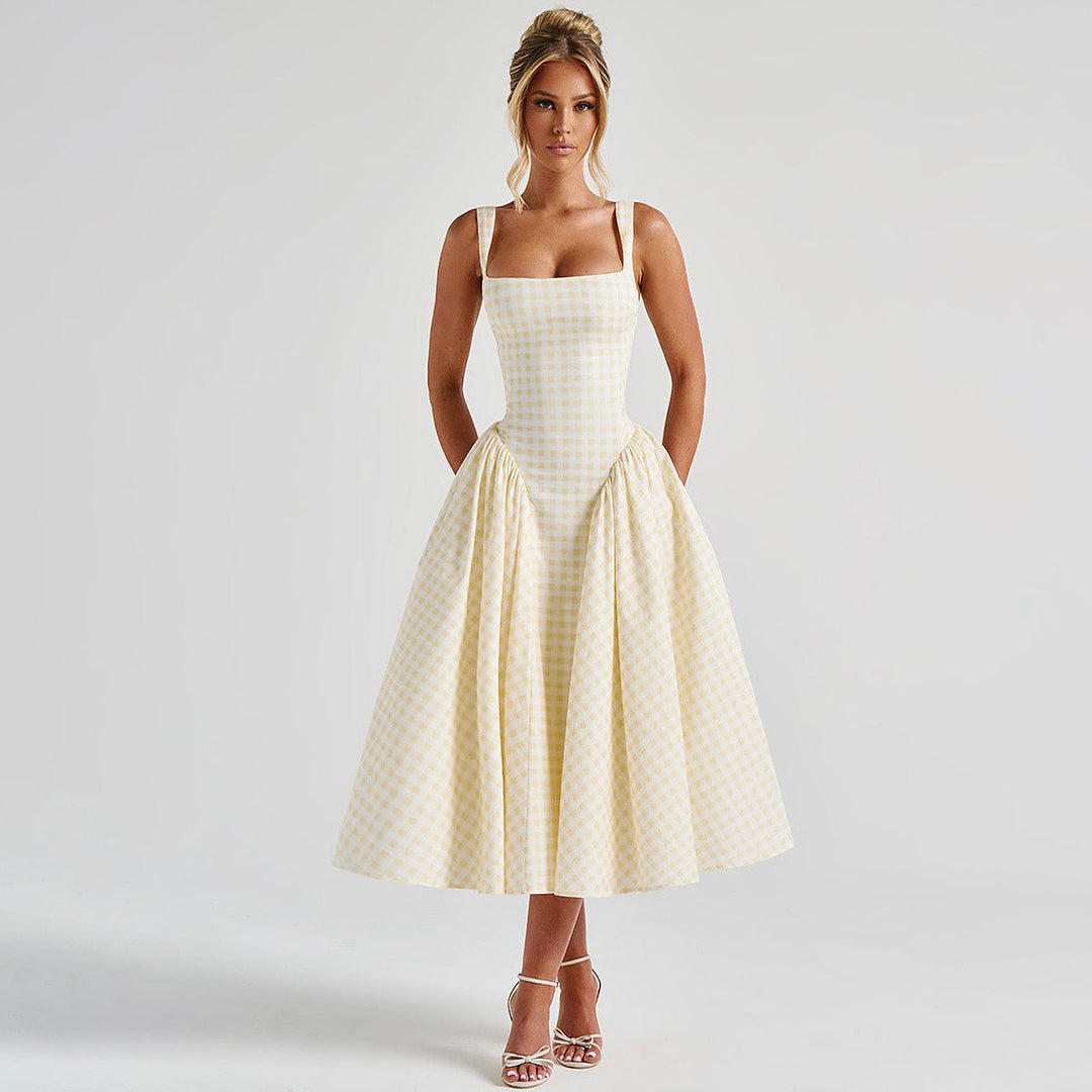 Kvinna i gul rutig midiklänning med A-linjesilhuett