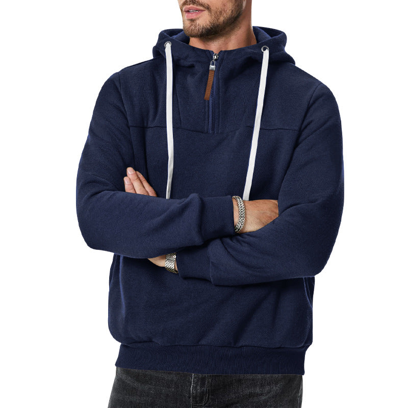 Man bär midnattsblå herr hoodie med halvzip och dragkedjor