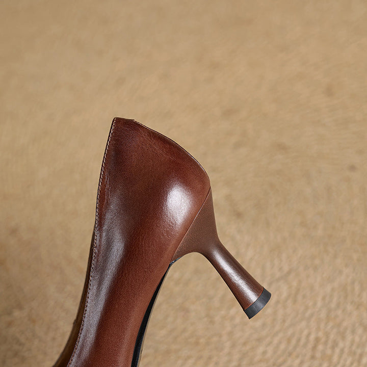 Damkläder och skor konsept: sandstensbeige pumps
