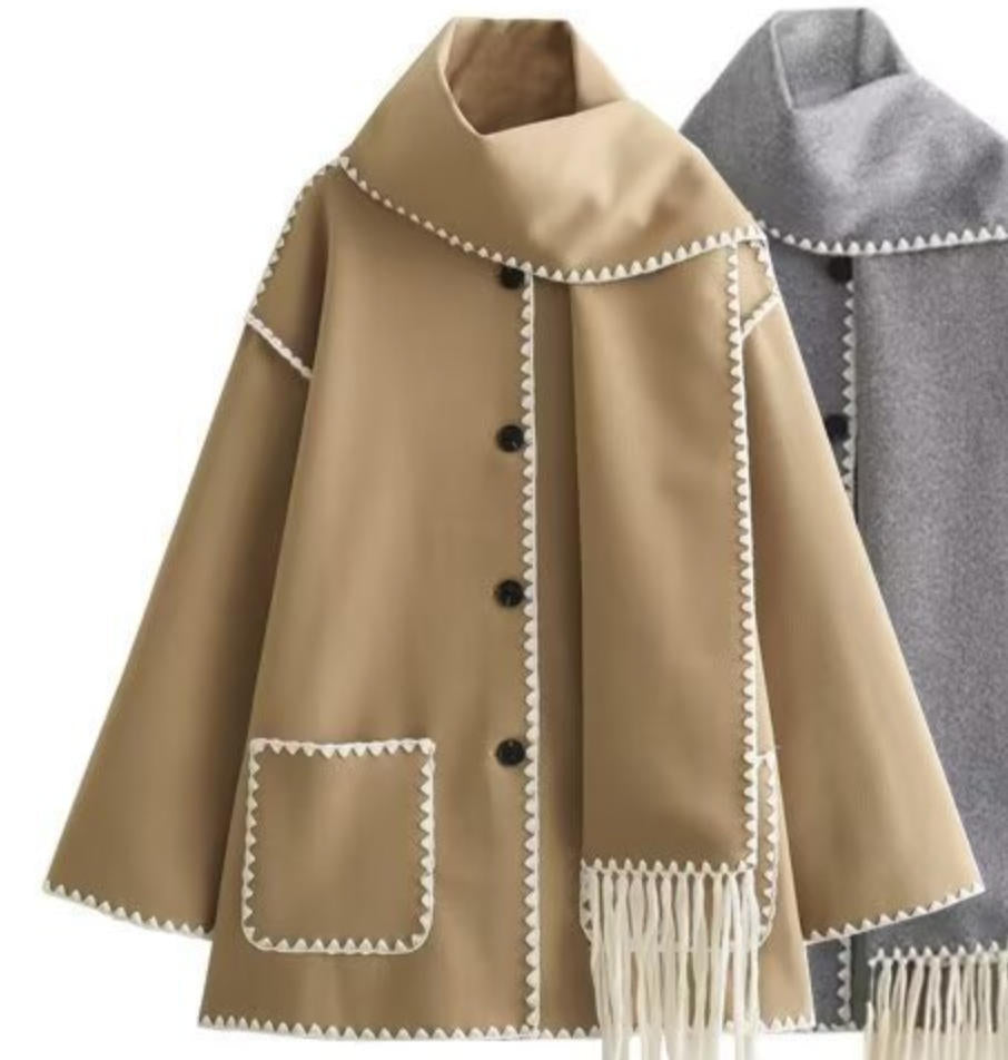 Stilren dammode ytterkläder i form av en höstjacka med unika detaljer