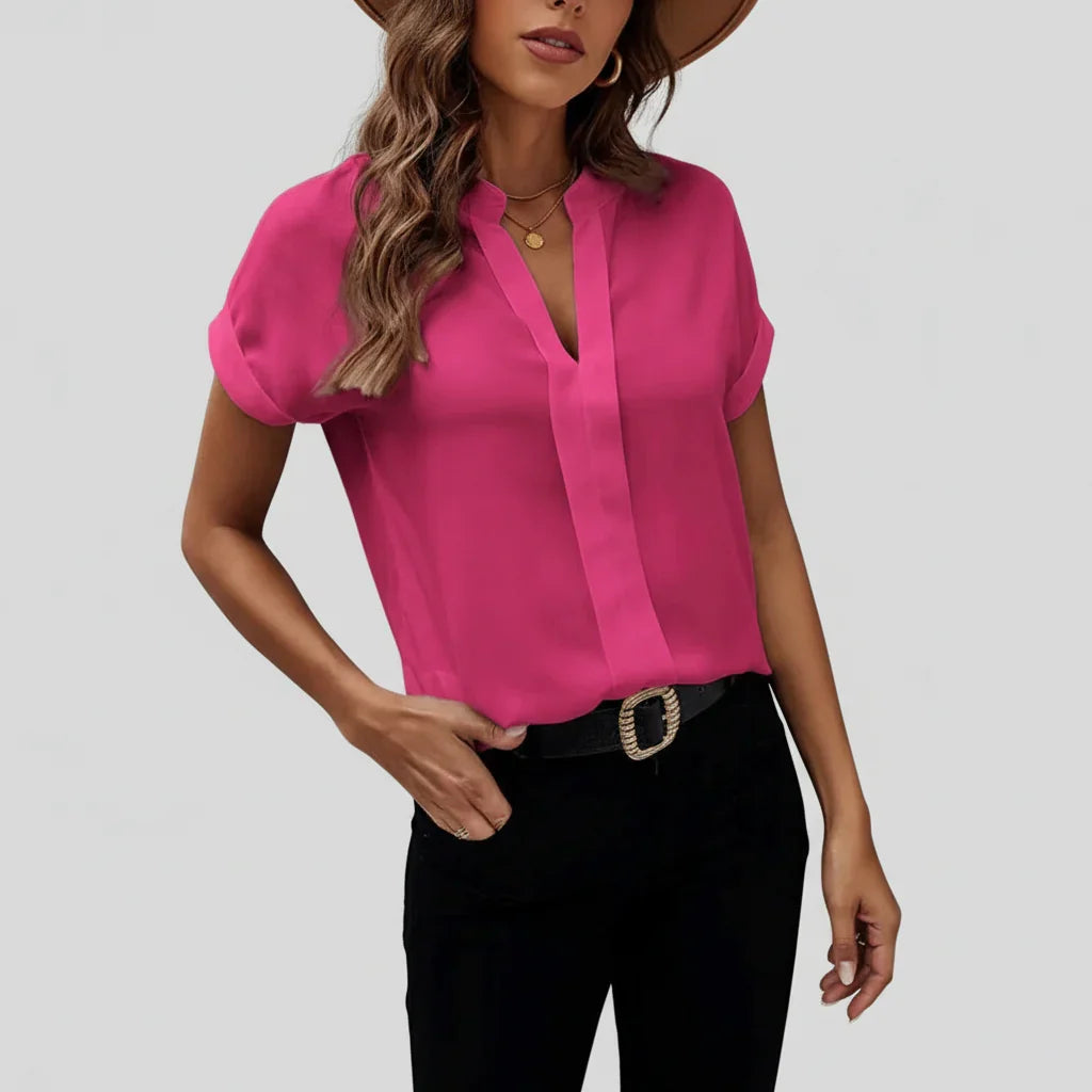 Kvinna i rosa elegant blus med v-ringning