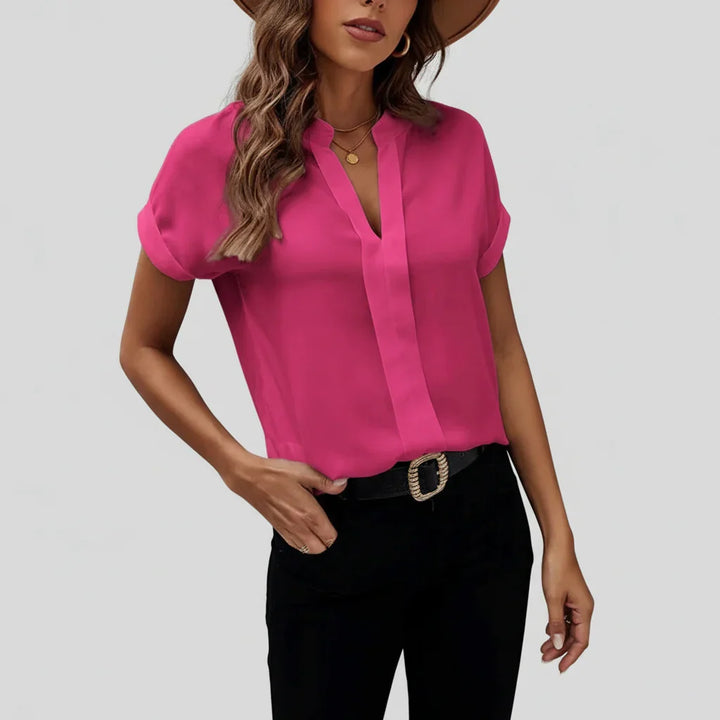 Kvinna i rosa elegant blus med v-ringning