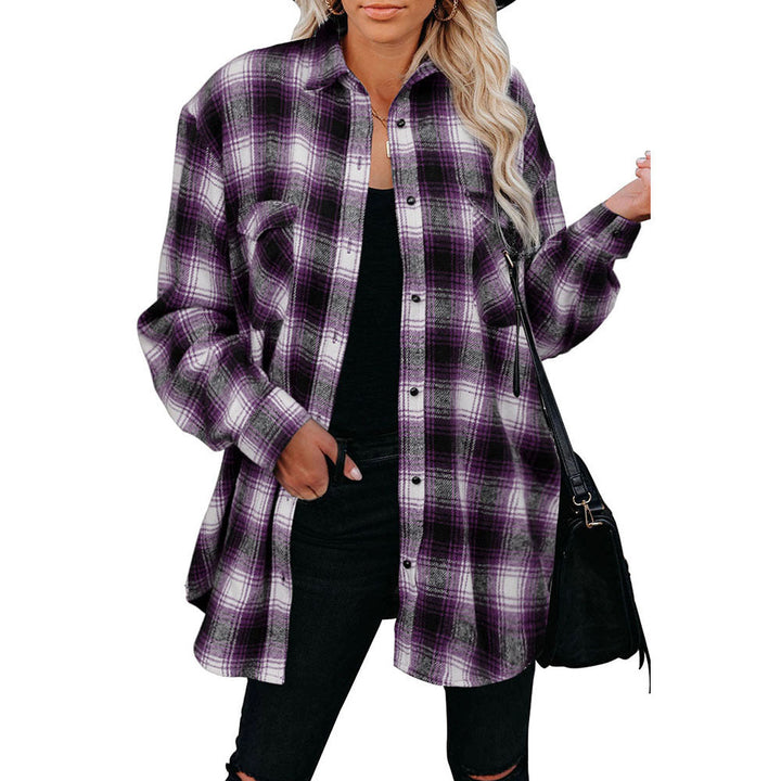 Höstmode look med rutig skjortjacka för dam utomhus