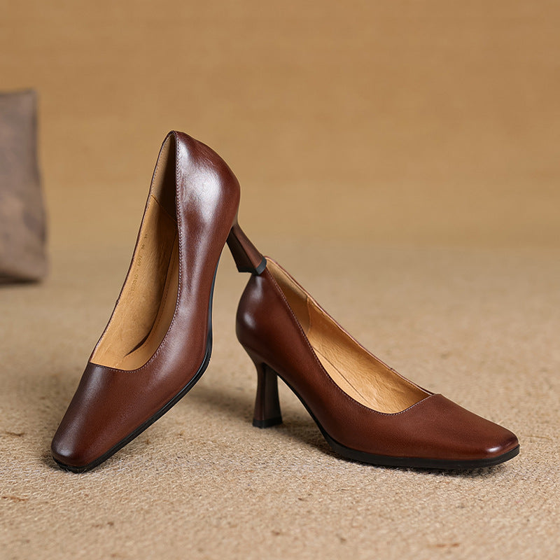 Högklackade dammode skor i elegant neutral ton