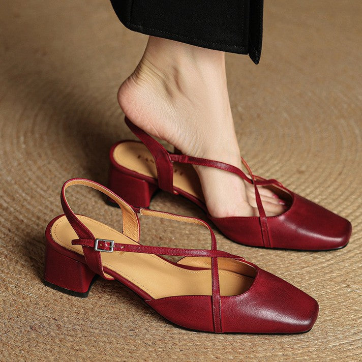 Närbild på Chloé slingbacks spänne och fina läderdetaljer