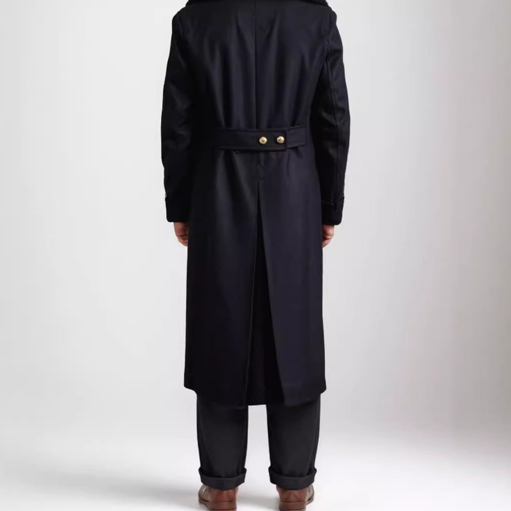 Elegant ytterplagg för män i form av en lång dubbelknäppt kappa