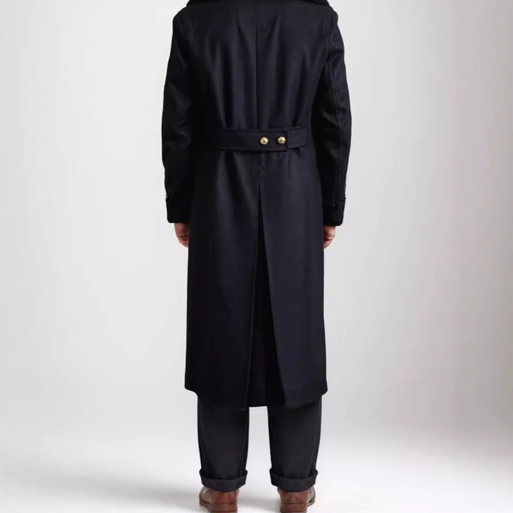 Elegant ytterplagg för män i form av en lång dubbelknäppt kappa