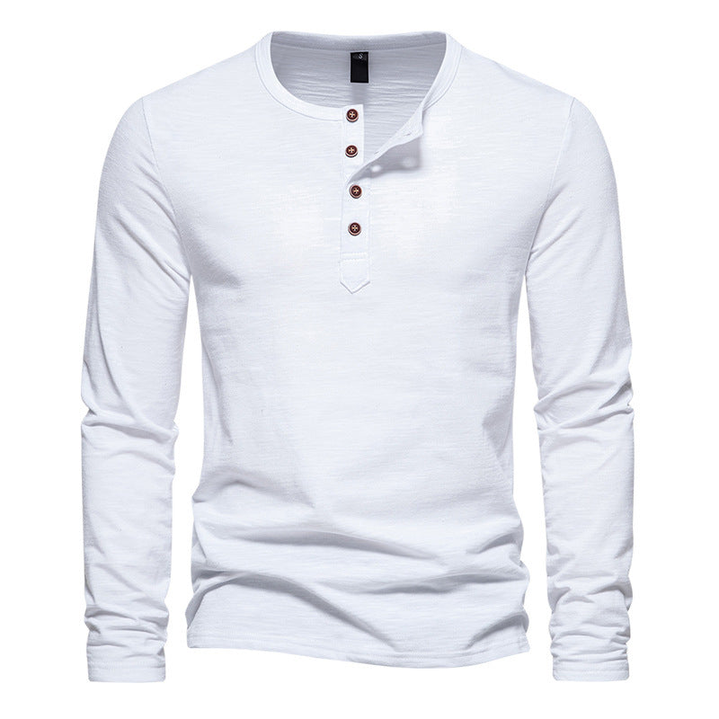 Närbild på textur och knappar på en moderiktig långärmad slim fit herrmode tröja