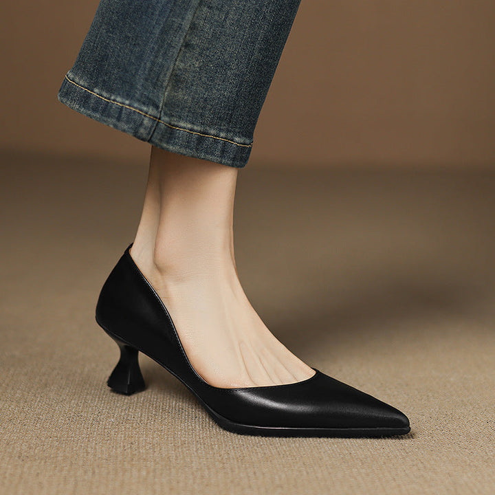 Närbild på material och sömmar i eleganta pumps