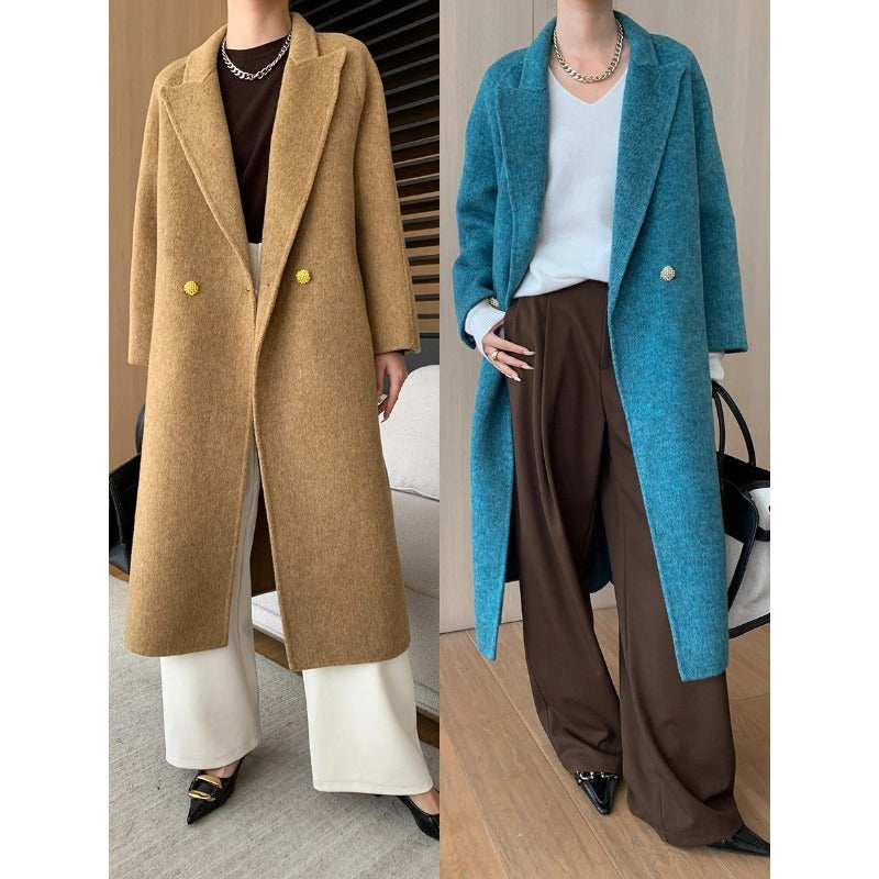 Camel damkappa i lång modell med dubbelknäppt design och vida krage för höst och vinter