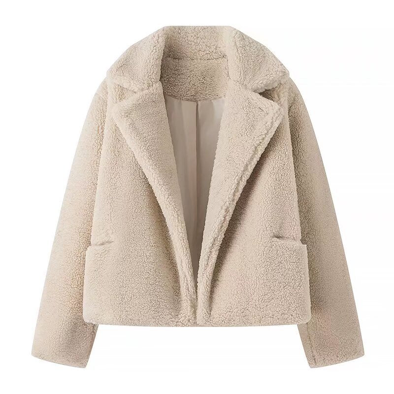 Beige dam teddyjacka framifrån med klassisk krage och fickor