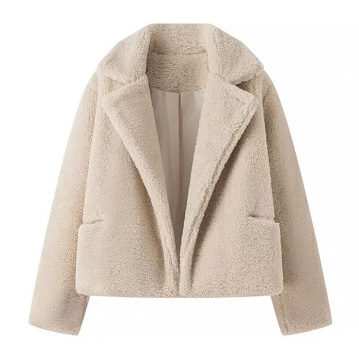 Beige dam teddyjacka framifrån med klassisk krage och fickor