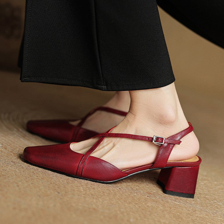 Modeinriktade pumps med smal klack och korsande remmar