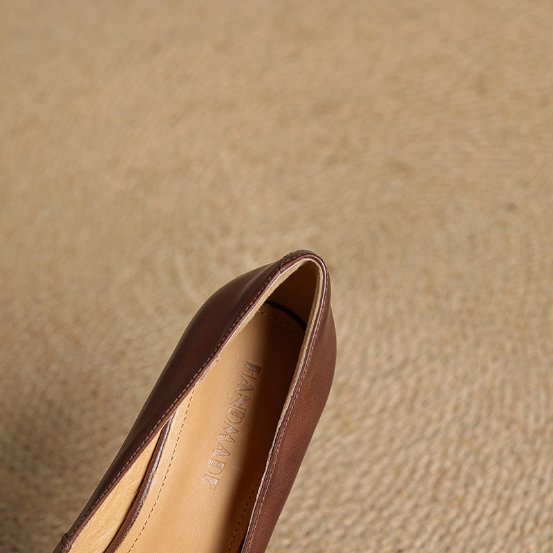 Sula och klack på eleganta dam pumps i ljusbeige