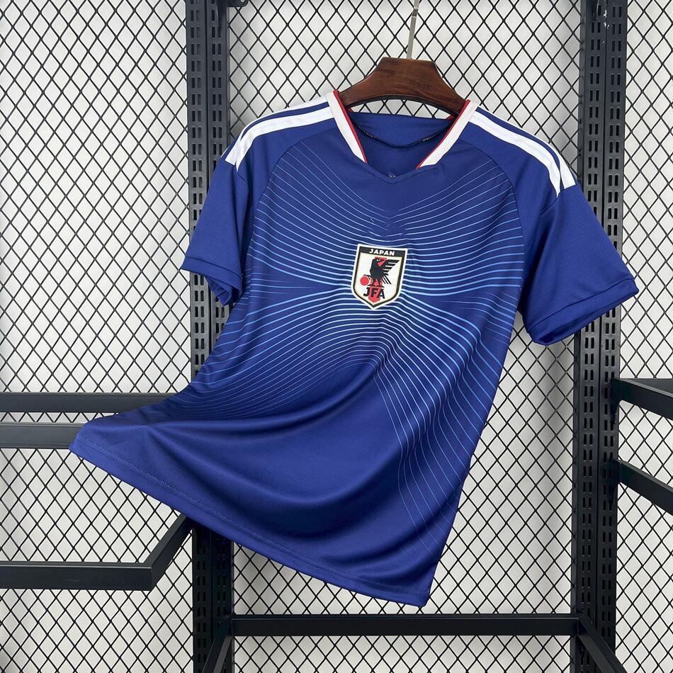 Blå hemmatröja för Japan 2026 hängande på klädställning