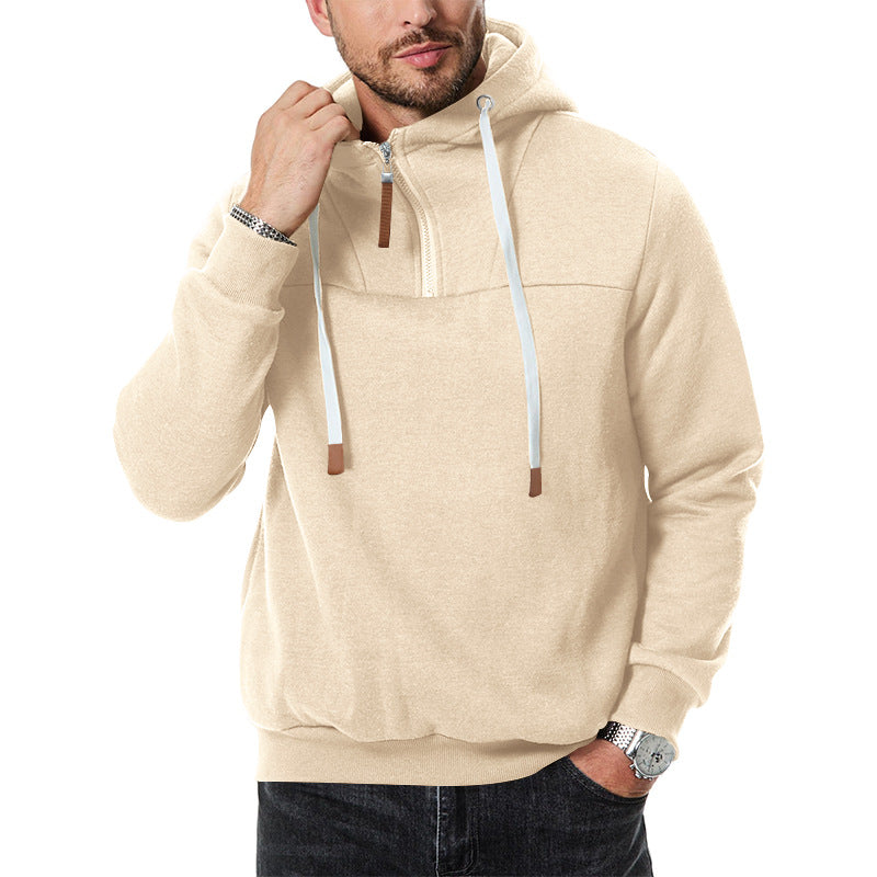 Man bär khaki färgad herr hoodie med huva