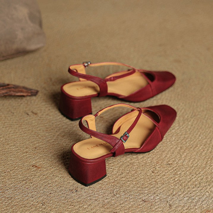 Detaljbild på korslagda remmar på eleganta dam-slingbacks
