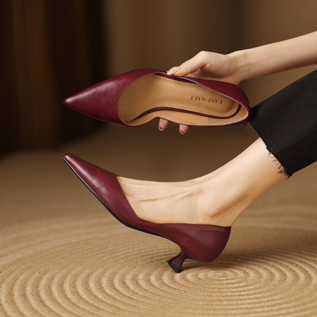 Röda Nathalie pumps med elegant blank yta och låg klack