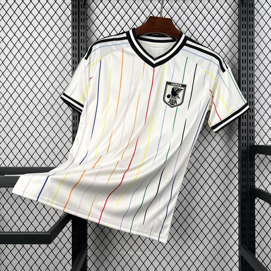 Vit bortatröja för Japan 2026 med randiga detaljer
