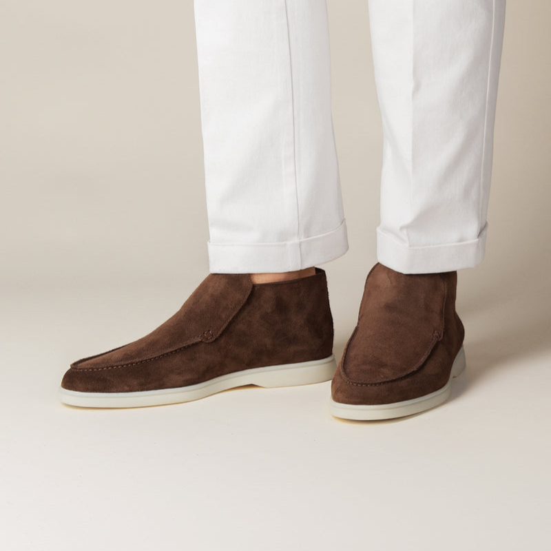 Bruna herr loafers i mocka med tidlös stil och klassisk passform