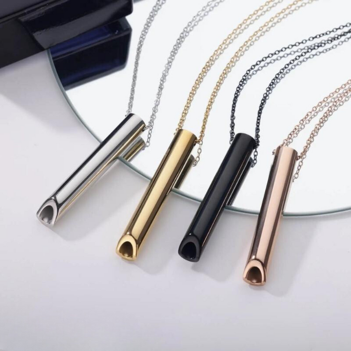 Fyra andningshalsband i färgerna svart, silver, guld och roséguld