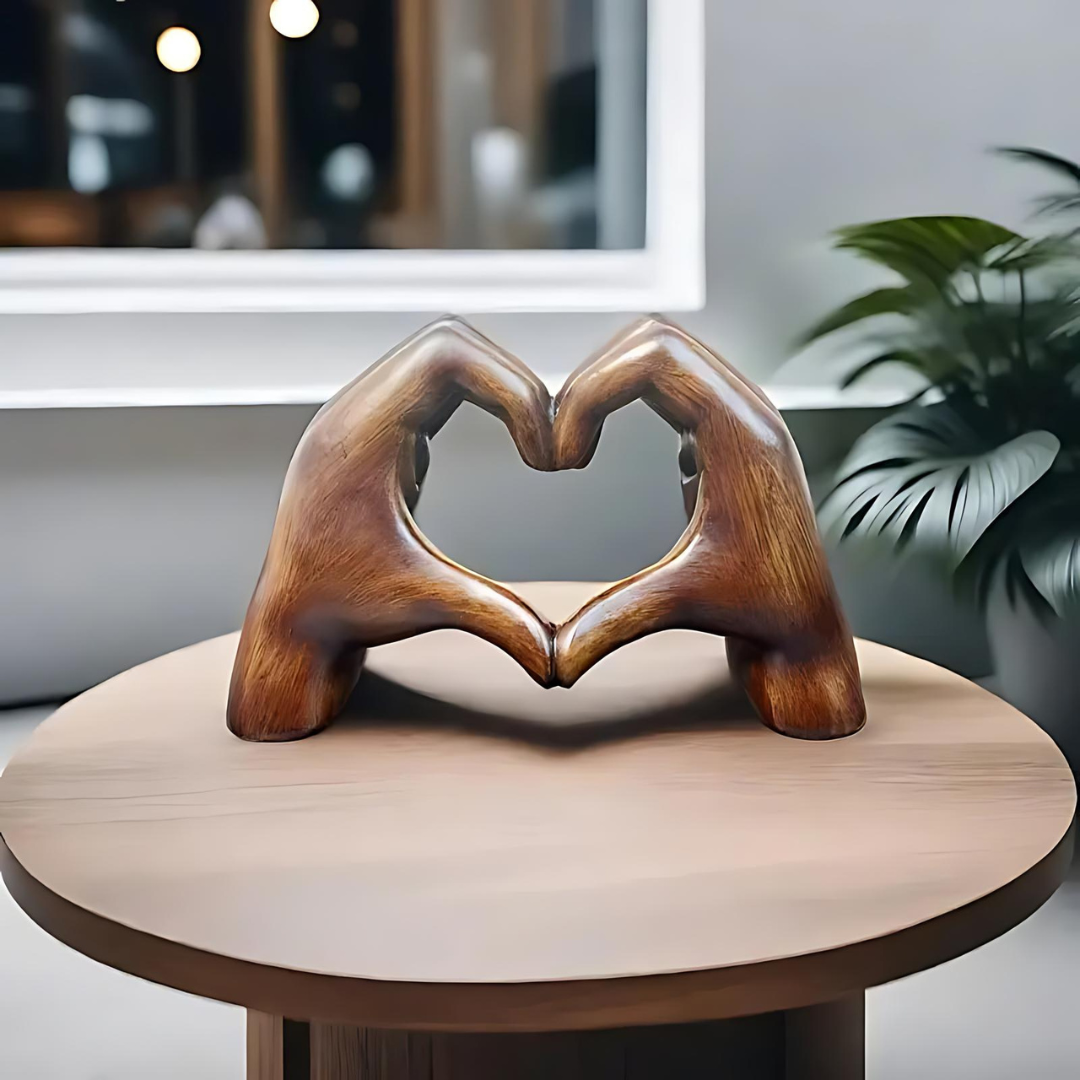 Hjärtformad skulptur i träfinish på ett bord