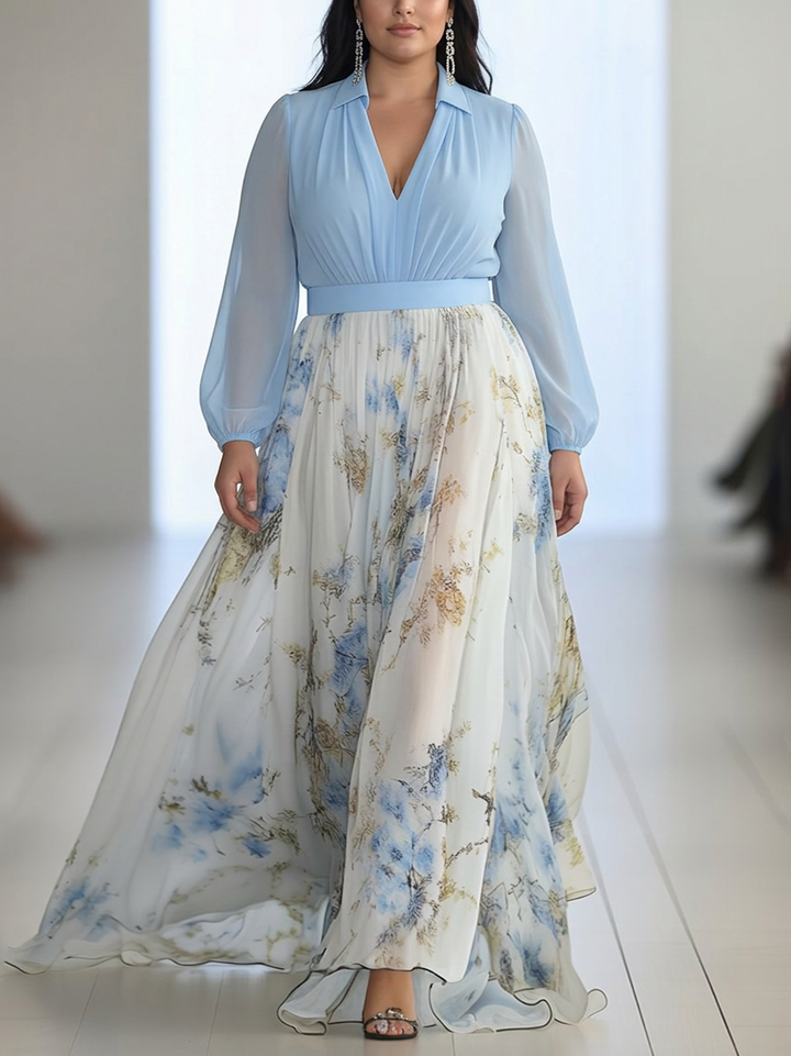 Plus size modell i ljusblå maxiklänning med blommönster framifrån