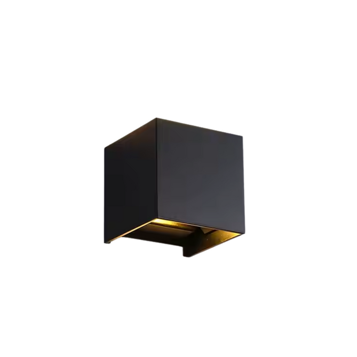 Minimalistisk vägglampa i mörk miljö som visar varmt sken