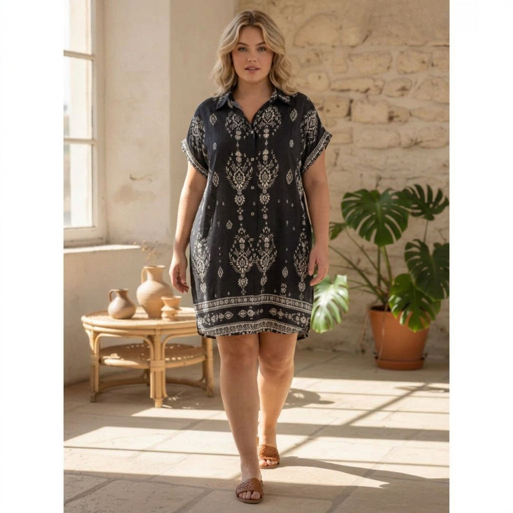 Modell som bär Mira Vintage Boho Klänning i svart färg framifrån