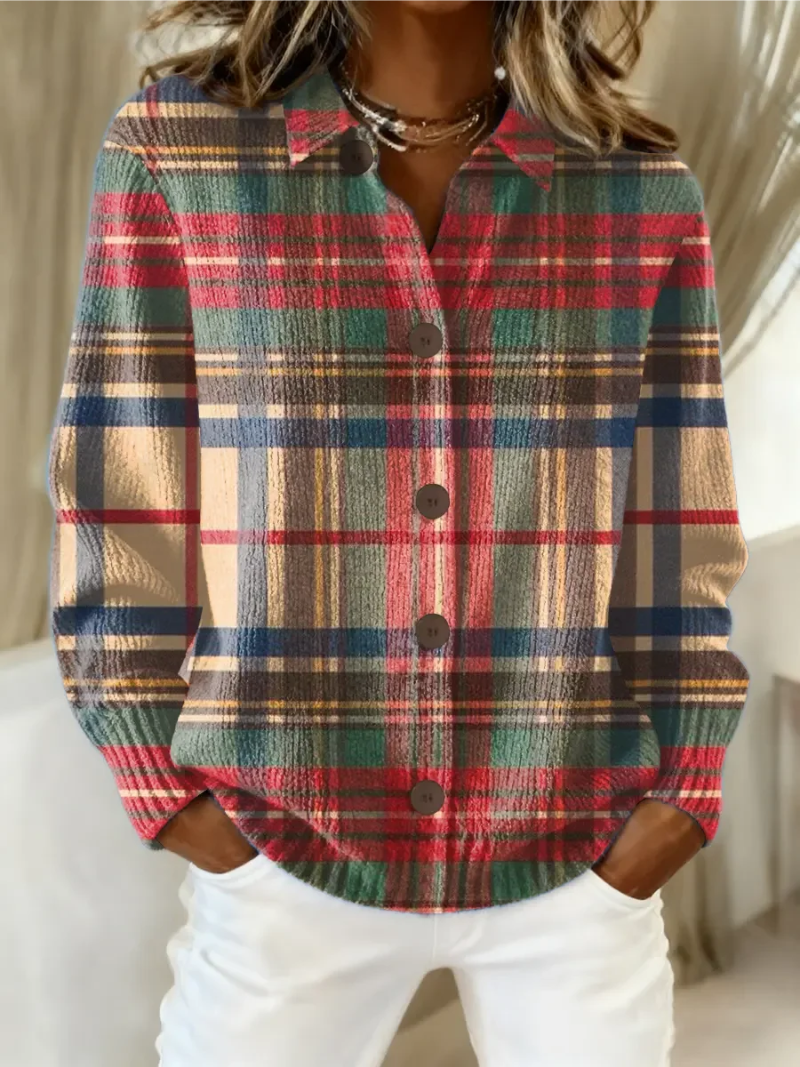 Kvinna i färgrutig skjortcardigan med knäppning och krage