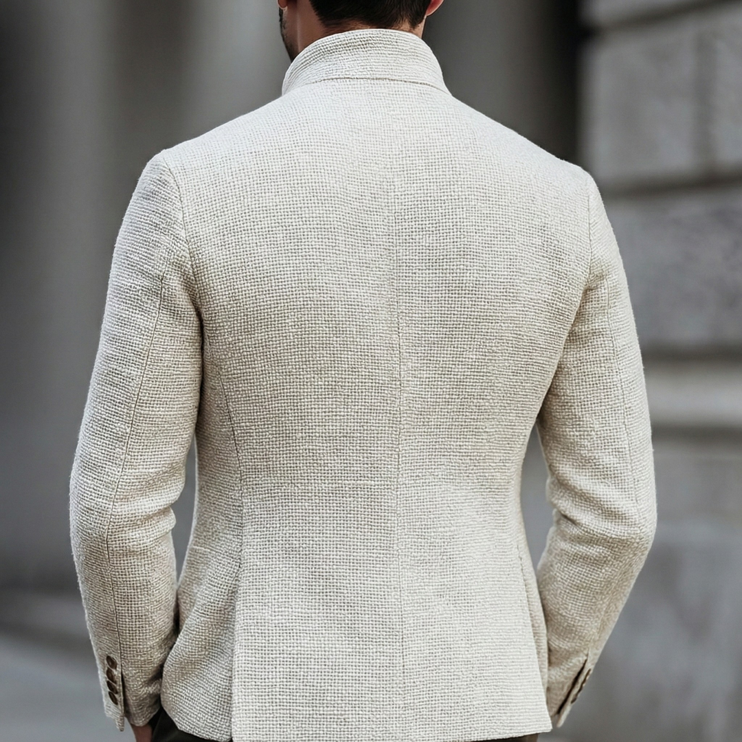 Vit enknäppt herrcardigan i finstickat material, klassisk och elegant.