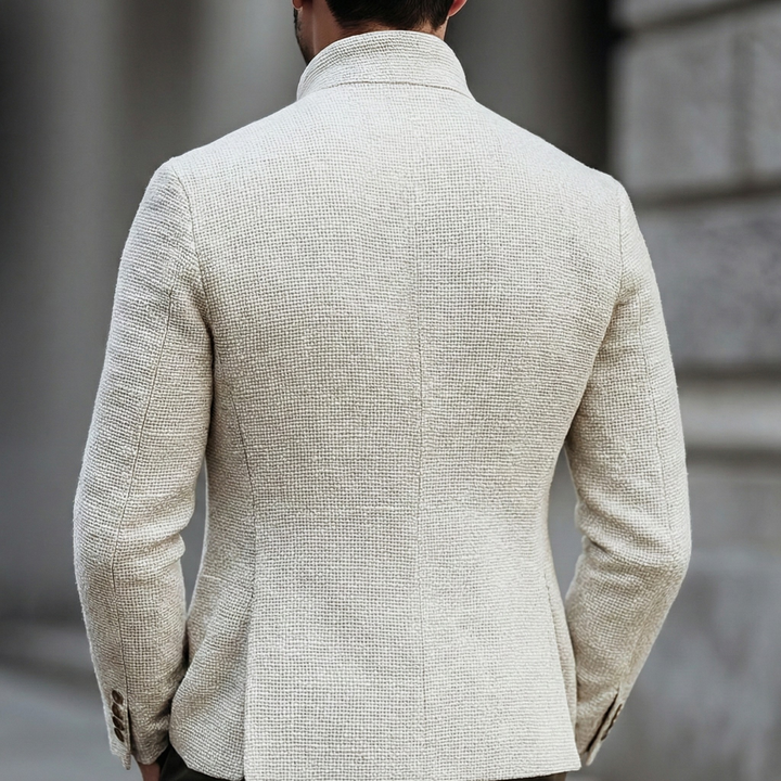Vit enknäppt herrcardigan i finstickat material, klassisk och elegant.