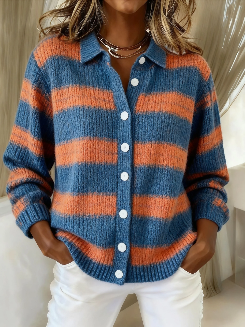 Kvinna som bär Charlotte stickad cardigan med breda ränder i orange och blå