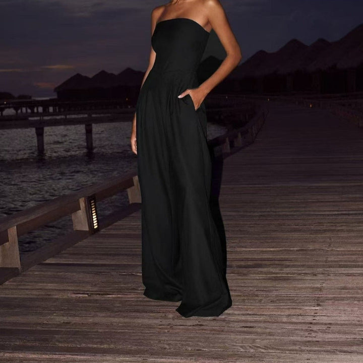 Snygg svart jumpsuit för dam med smickrande passform och stilrena detaljer