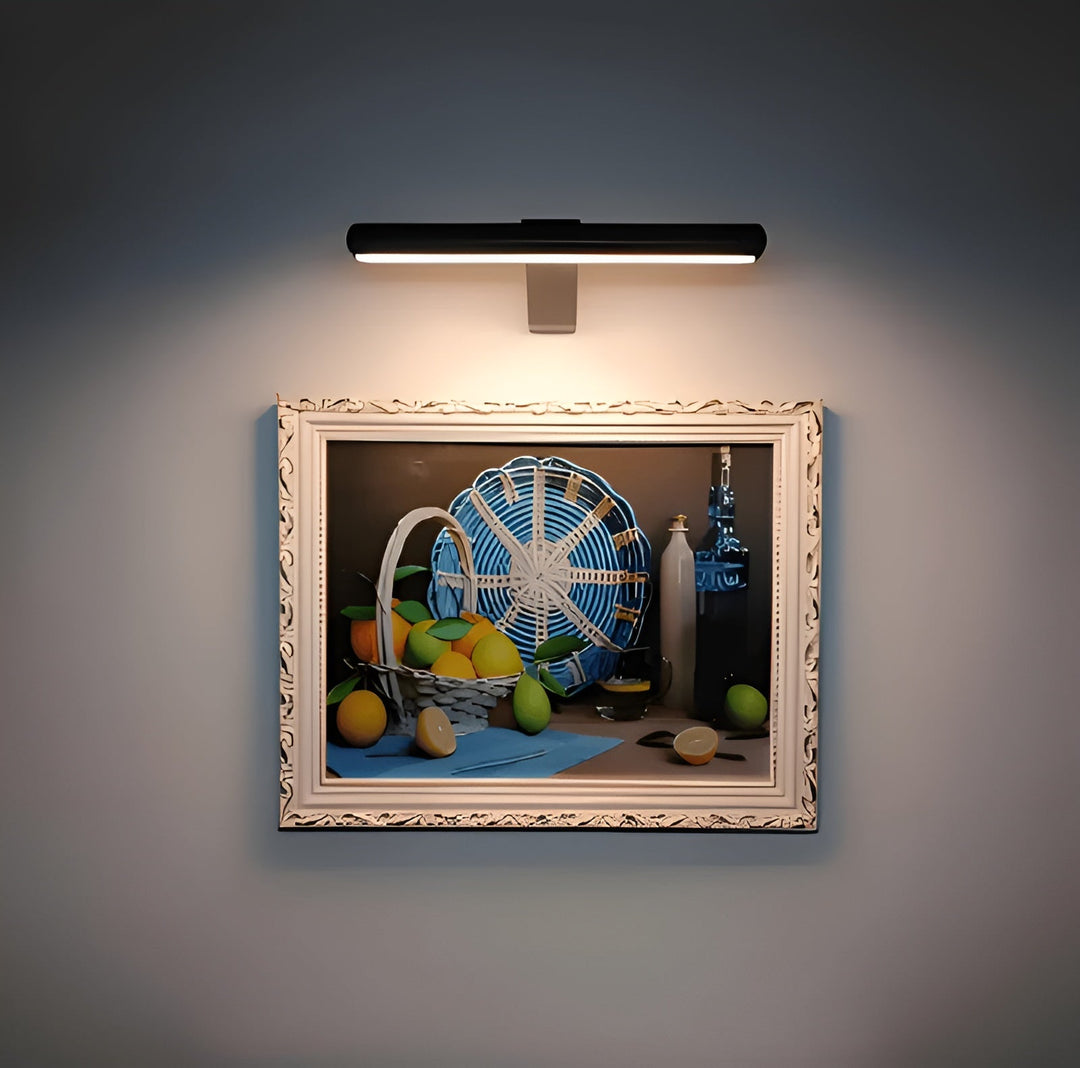 Närbild på roterbar LED-vägglampa med magnetfäste och USB-port
