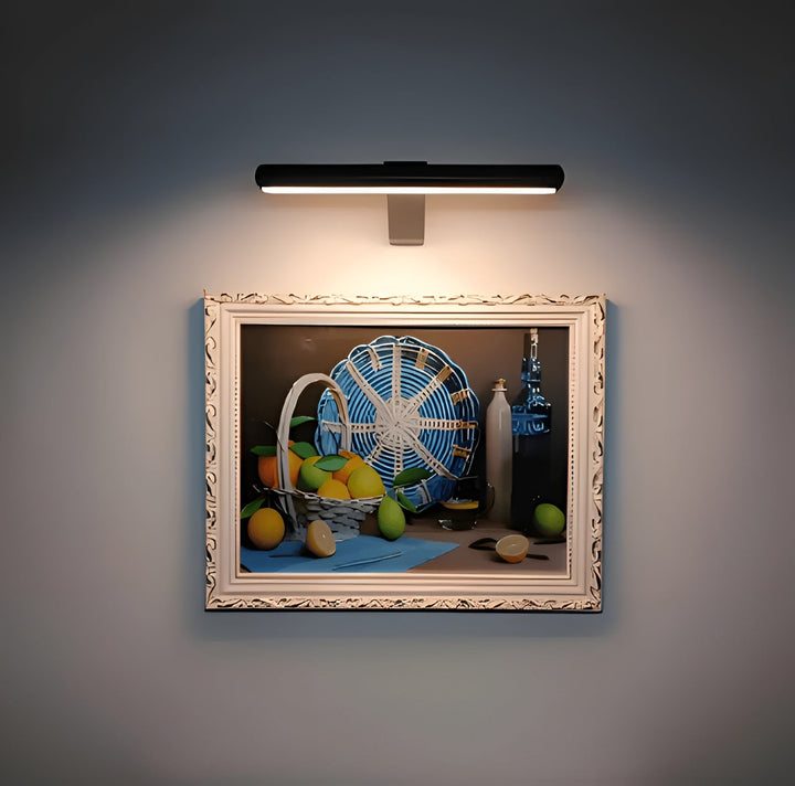 Närbild på roterbar LED-vägglampa med magnetfäste och USB-port