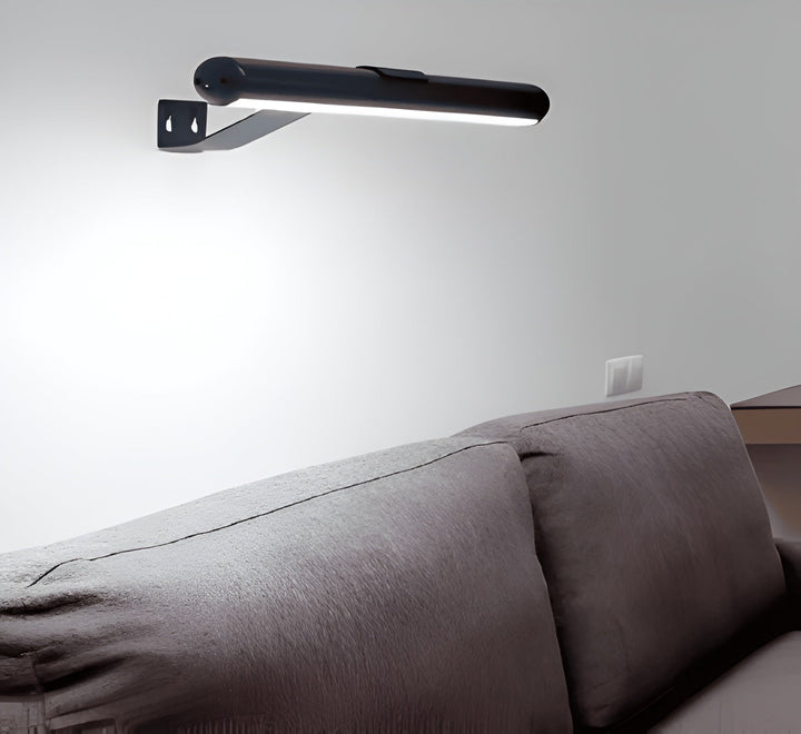 Detaljbild på magnetisk LED-vägglampa och dess fästanordning