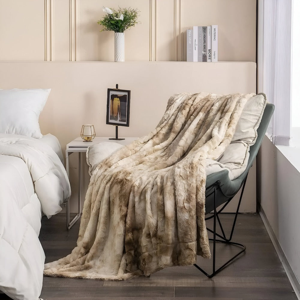 Beige mönstrad fleecefilt draperad elegant på en modern fåtölj