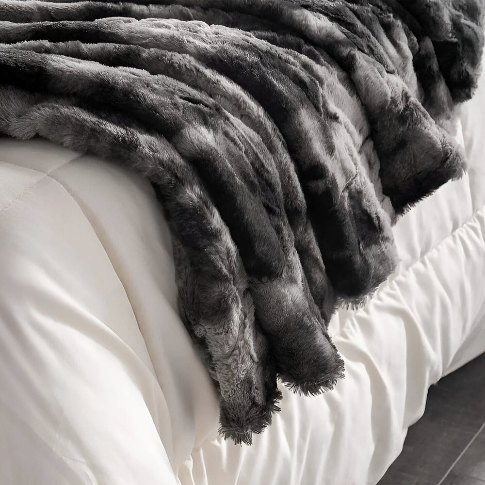 Varm och mysig pläd för soffan i vardagsrummet med mjuk textur