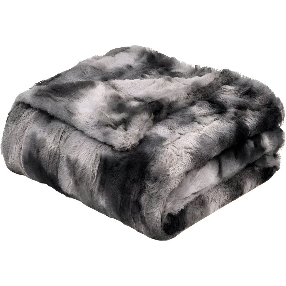Skön och värmande pläd draperad över ett stolsryggstöd